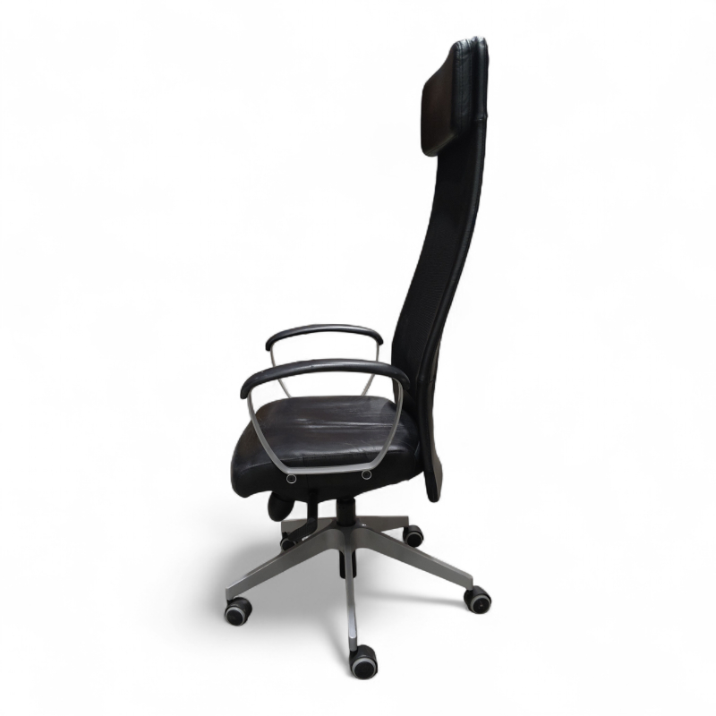 Markus med armlene Sort skinn,