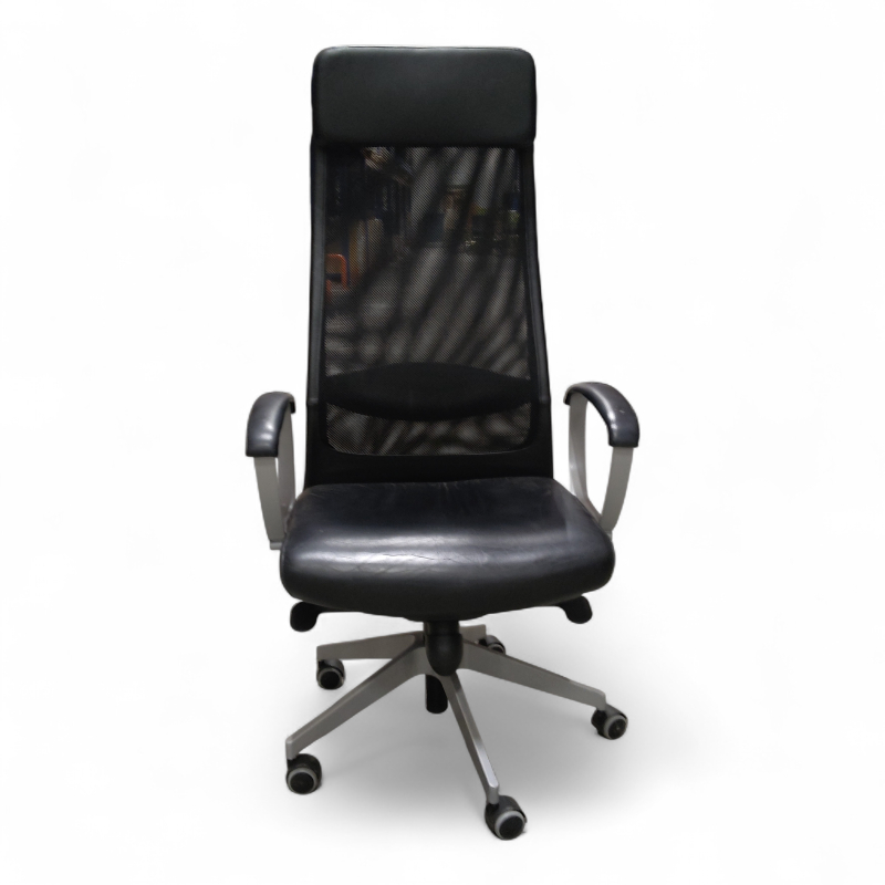 Markus med armlene Sort skinn,