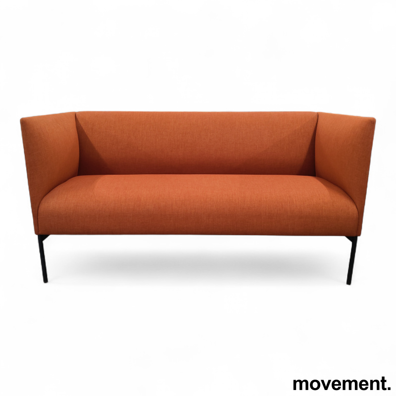 Stk. 1 Talk 2, 5-seter sofa Orange stoff, ben i sort, Pent brukt Jonas Ihreborn 9.