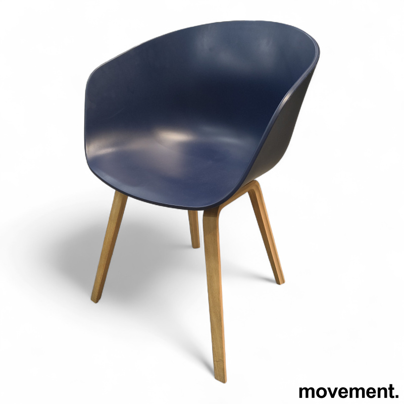 About a chair AAC 22 Blå plast, ben - 1 / 4