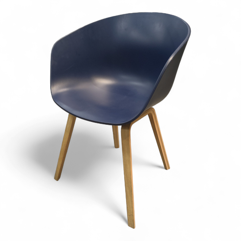 About a chair AAC 22 Blå plast, ben
