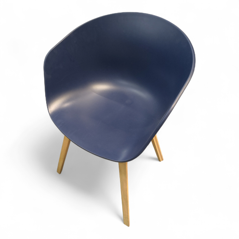 About a chair AAC 22 Blå plast, ben