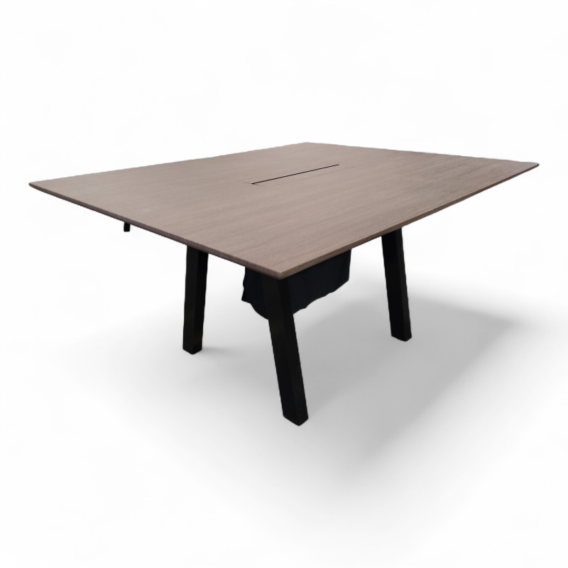 Factor møtebord 150x120cm Mørk brun