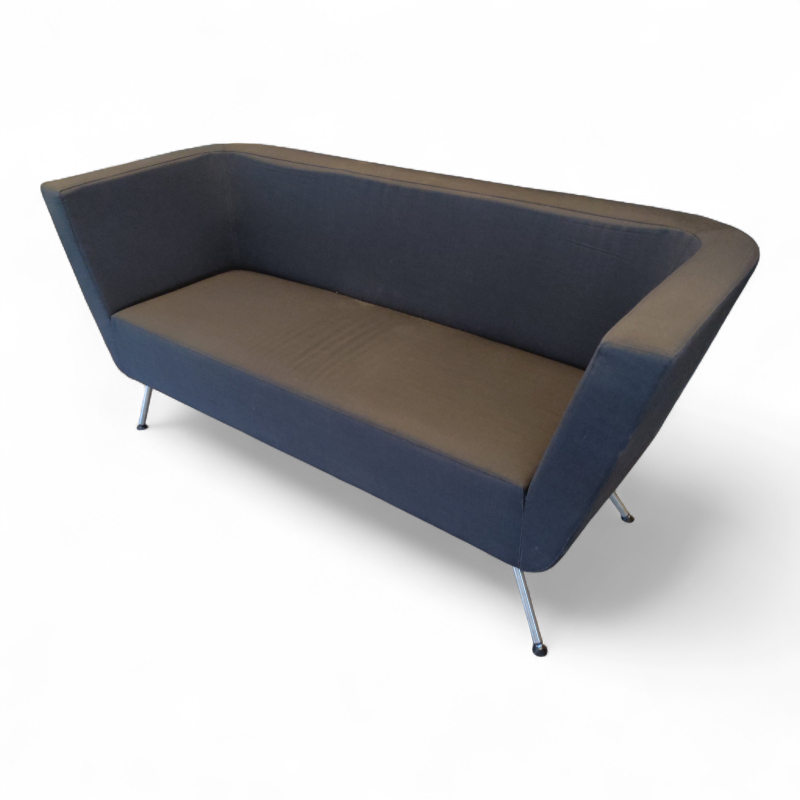 Piece sofa Mørkt grått stoff, ben i