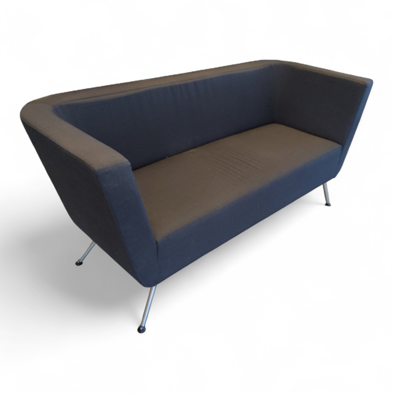 Piece sofa Mørkt grått stoff, ben i