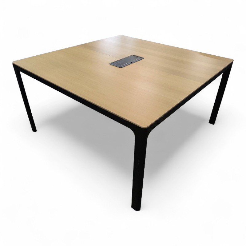 Bekant møtebord 140x140cm Eik