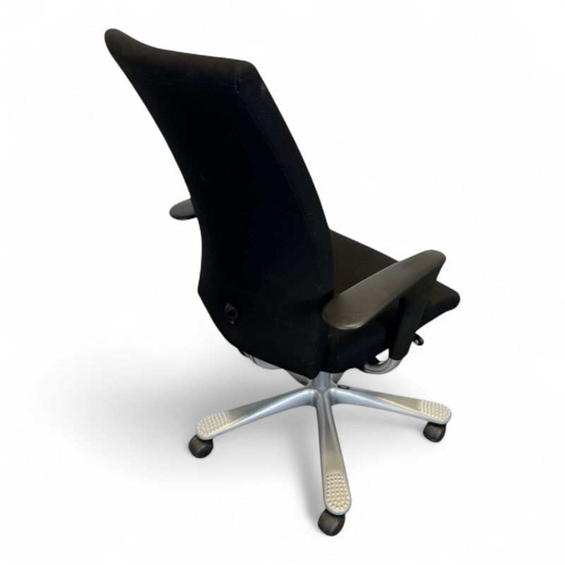 H04 4600 med armlene Sort stoff