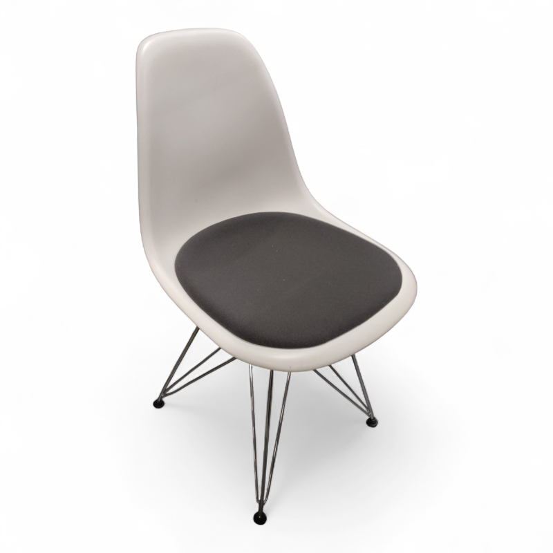 Eames Plastic Side Chair DSR,